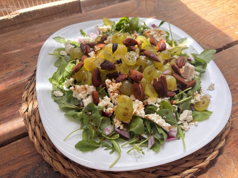 ensalada mediterránea con uva moscatel ecológica y queso feta